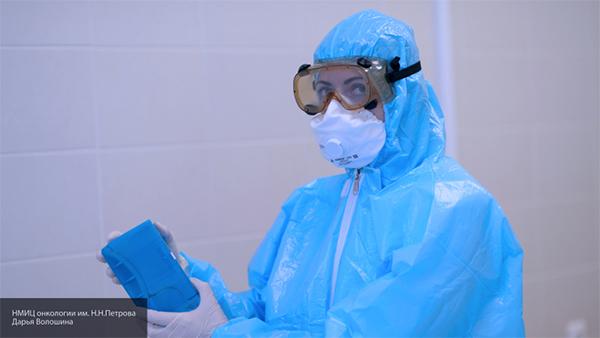 Медсестра проводит тестирование на коронавирус