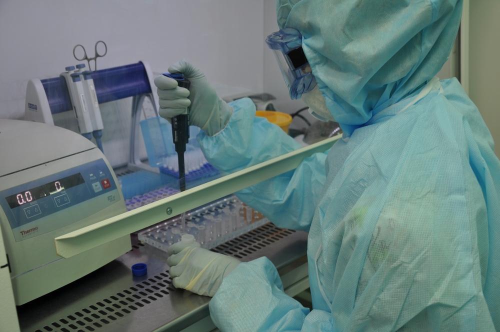Обработка тестов на COVID-19  в лаборатории вирусологии НМИЦ онкологии